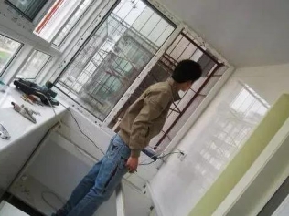 任性老婆非要改陽(yáng)臺(tái)為廚房，這下完了，樓上鄰居連衣服都不敢晾了